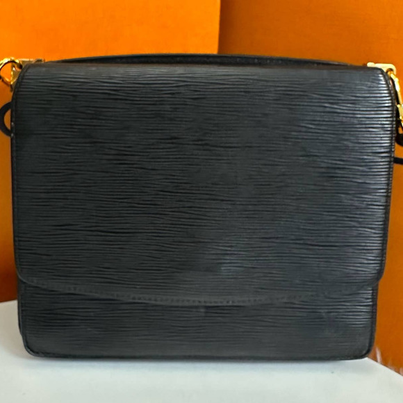✨Beautiful✨ Louis Vuitton Epi Leather Crossbody - Picture 3 of 11